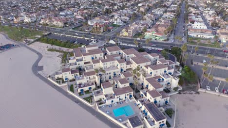 Un-Dron-Vuela-Sobre-Condominios-De-Lujo-Frente-A-La-Playa