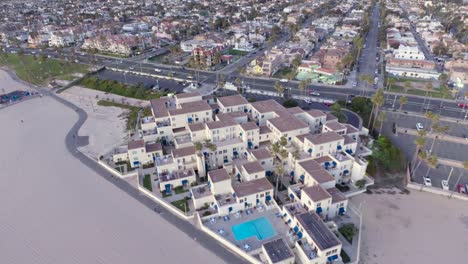 un dron vuela sobre condominios de lujo frente a la playa