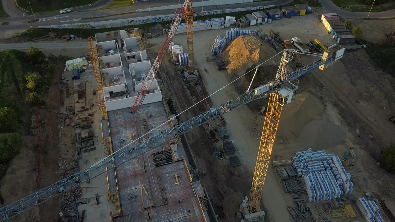 aerial del sitio de construcción y las grúas al atardecer