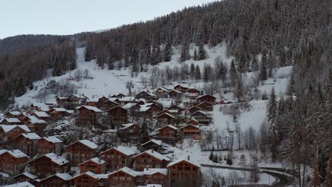 Drone-Orbitando-Alrededor-Del-Pueblo-De-Deportes-De-Invierno-Sainte-foy-tarentaise-Durante-El-Invierno