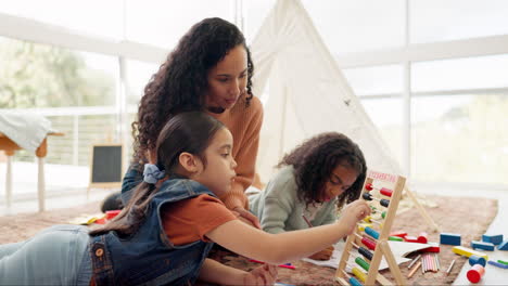 madre, niñas y aprendizaje de matemáticas con ábaco
