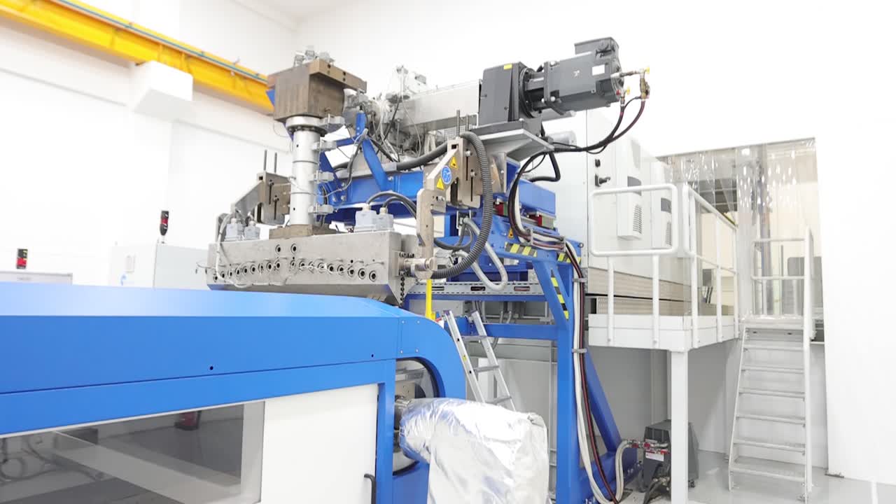 Sliding shot of EVA plastic film extrusion machine