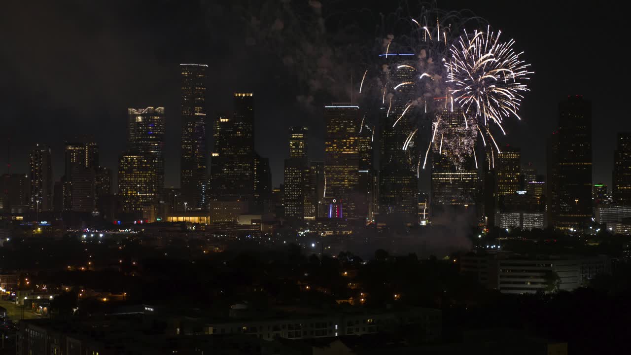 vista aérea de los fuegos artificiales del 4 de julio sobre el centro de houston.