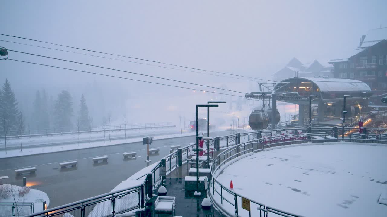 스노우 스 ⁇  에 있는 곤돌라 가 시작 되어 스키 선수 들 과 스노우 보드 선수 들 을 슬립 으로 운반 하는 것, 정적