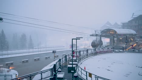 Gondel-Im-Schneesturm-Startet-Und-Bringt-Skifahrer-Und-Snowboarder-Zu-Den-Pisten,-Statisch