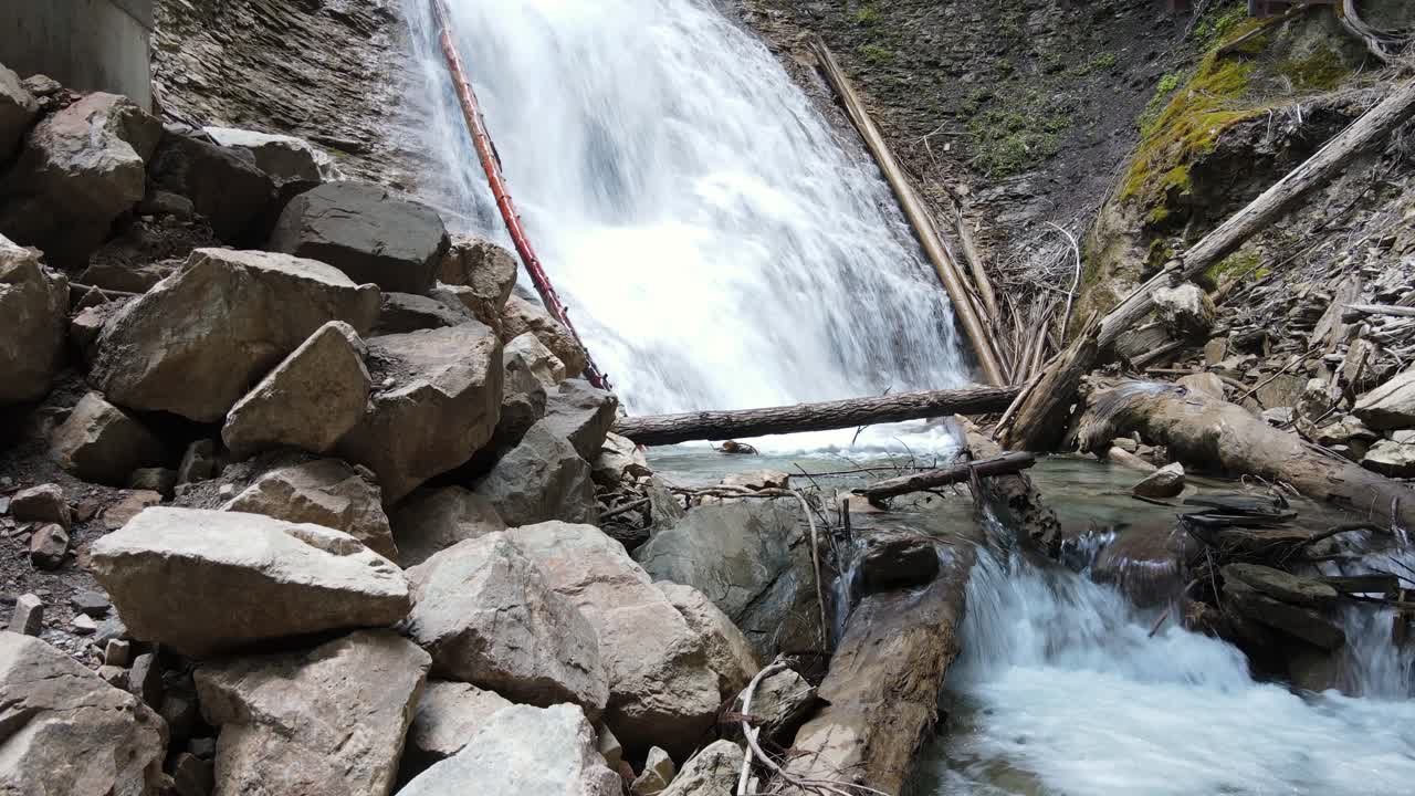 el fondo de margaret falls, una cascada ubicada en el hermoso parque provincial herald cerca del brazo de salmón, columbia británica, canadá