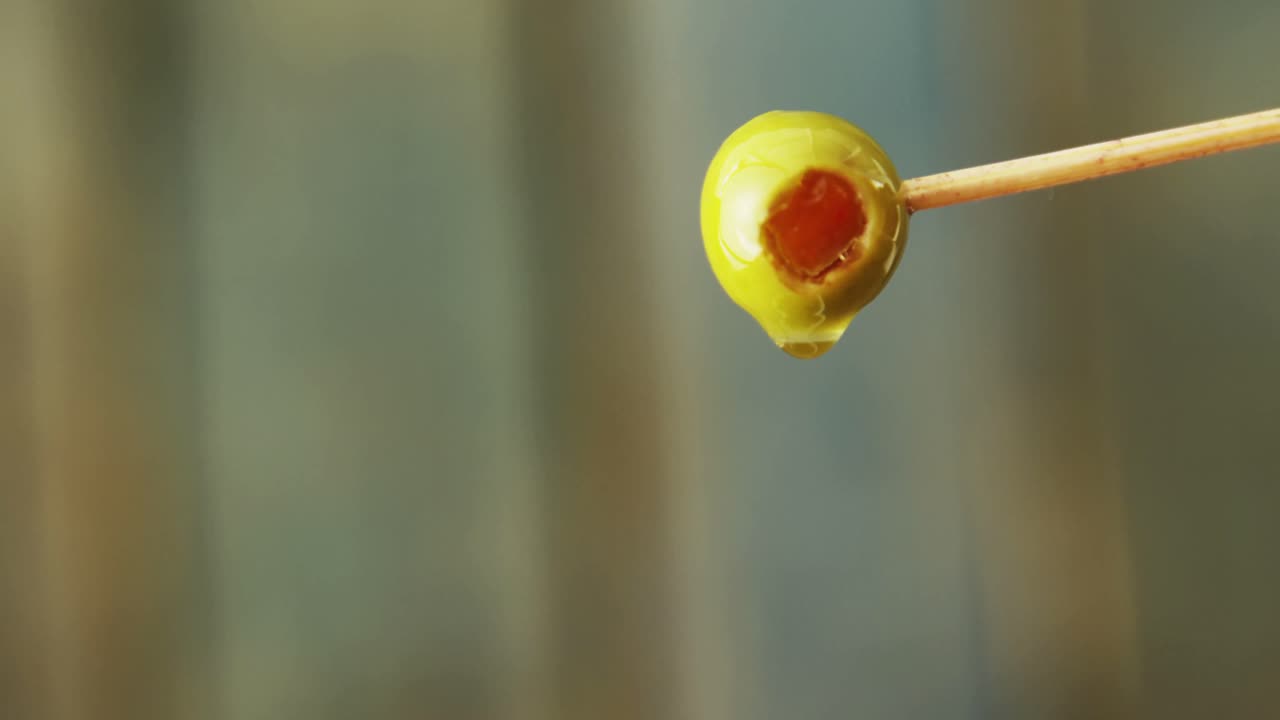 ⁇ 은 올리브에서 흘러내리는 기름