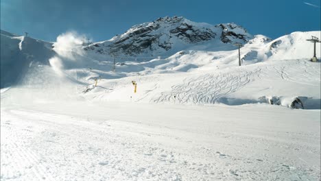 Skifahren-In-Den-Bergen-Österreichs-Mit-Schneemaschinen,-Zeitraffer