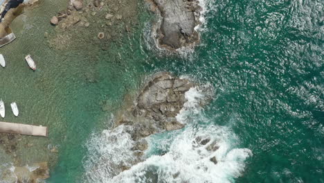 Antena-Aérea-De-Arriba-Hacia-Abajo-Vista-A-Vuelo-De-Pájaro-De-Las-Olas-Oceánicas-Genéricas-Rompiendo-En-Las-Rocas