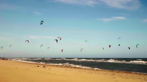 Playa-Con-Kitesurf-En-El-Fondo-En-Marbella,-Al-Sur-De-España