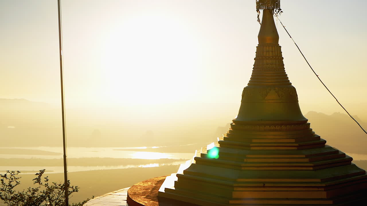 산 정상의 사원 일몰 60p