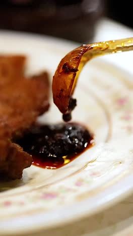 delicioso cerdo frito servido con salsa de chile picante
