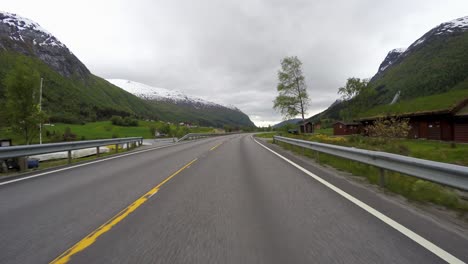 Conducir-Un-Coche-En-Una-Carretera-En-Noruega