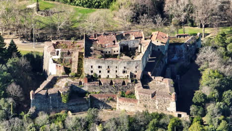 Vista-Aérea-De-Las-Robustas-Murallas-Y-Bastiones-Del-Fuerte-En-Amélie-les-bains.