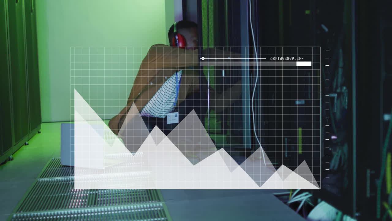 animación de procesamiento de datos financieros sobre empresario afroamericano en la sala de servidores