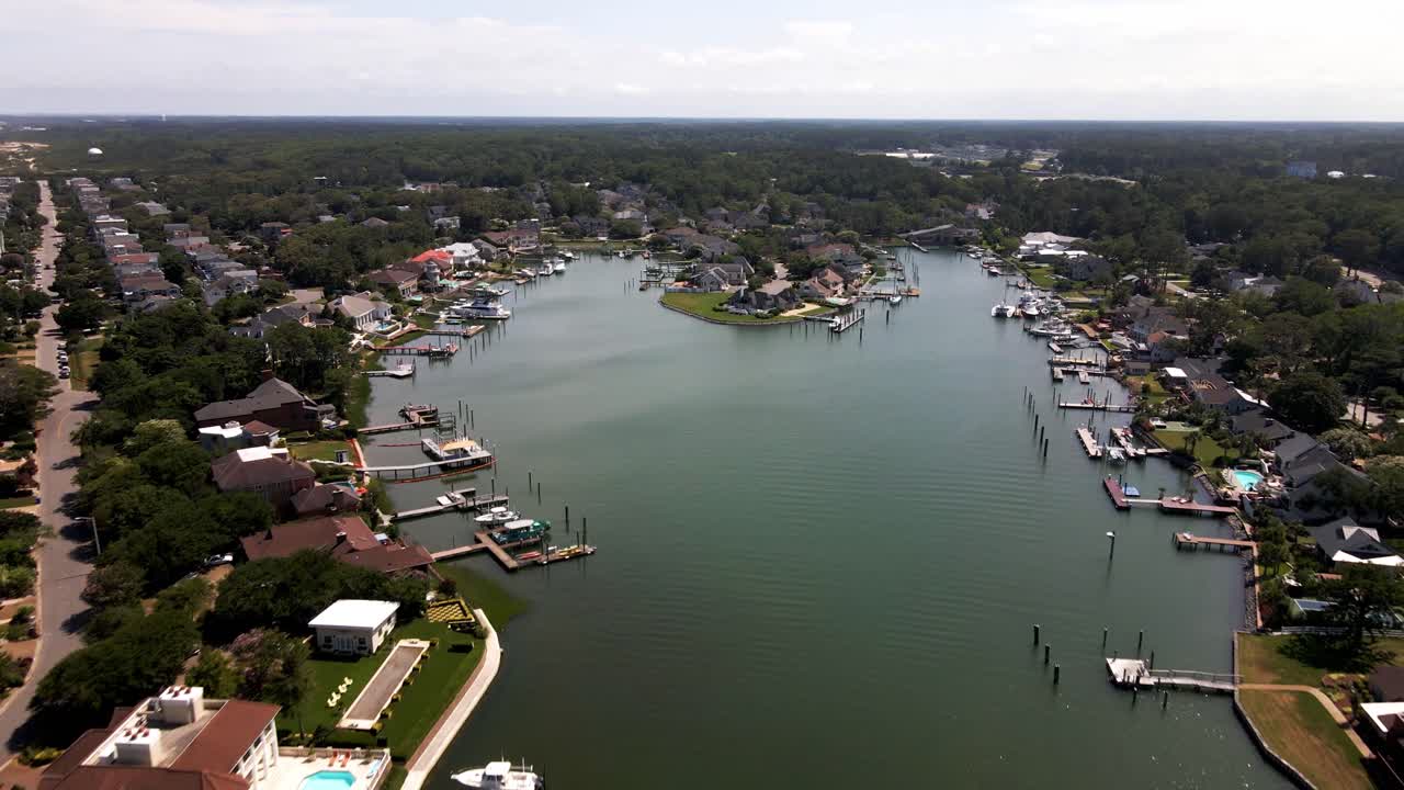 버지니아주 버지니아 비치에 있는 해안 초고층 단독 주택 커뮤니티로 드론 비행