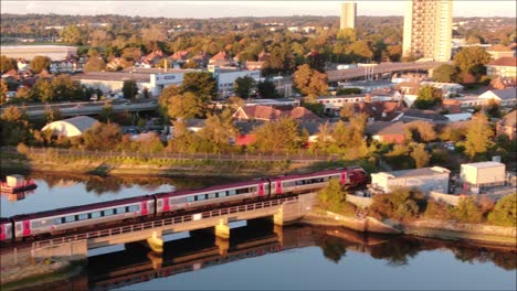 Hochgeschwindigkeits-Langlauf-Pendalino-Zug-überquert-Brückenüberführung-über-Wasser