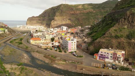 Observando-La-Ciudad-De-Ribeira-Grande,-El-Asentamiento-Más-Grande-De-La-Isla-De-Santo-Antao,-Cabo-Verde,-África---Toma-Aérea-De-Drones