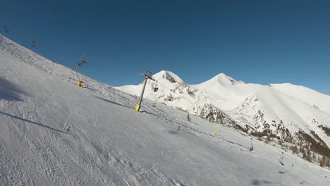 Skipiste-Mit-Skilift-Und-Gipfel-Eines-Berges-Im-Hintergrund-An-Einem-Sonnigen-Tag