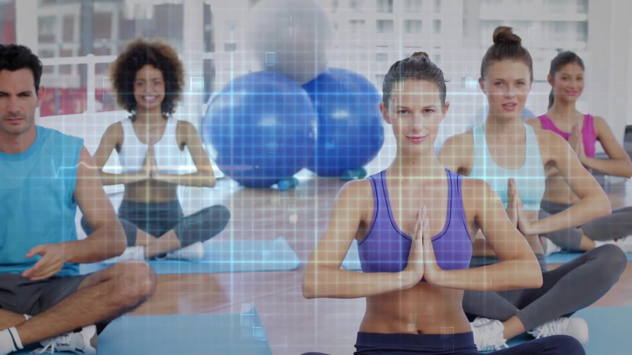 Donna al centro che guida esercizi di respirazione fitness, istruendo la classe ad alzare le braccia e unire i palmi per la calma, con HUD.