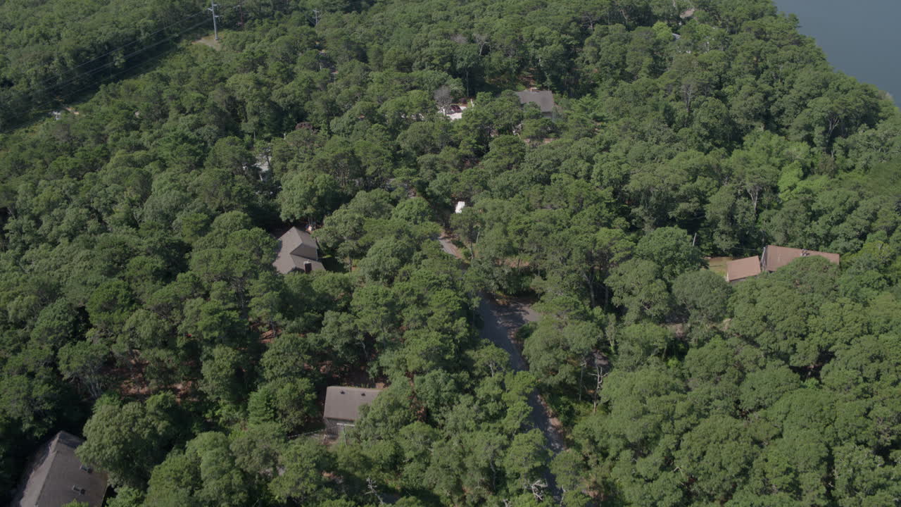 incline hacia arriba para revelar las casas y el estanque de cape cod
