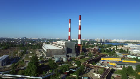 chimeneas de las centrales eléctricas en el paisaje de la ciudad moderna. vista de drones de tuberías industriales