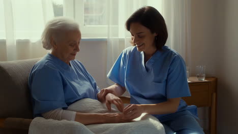 enfermera consolando a un paciente de edad avanzada