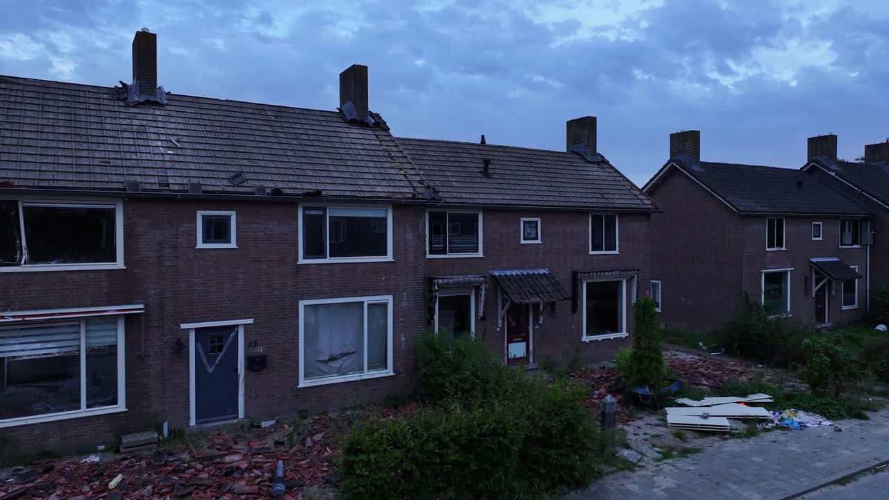 지붕 타일이 땅에 부서져 누워 있었습니다.