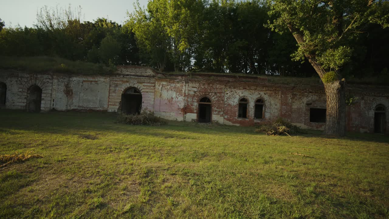 공원에서 버려진 건물 근처에서 달리는 젊은이들
