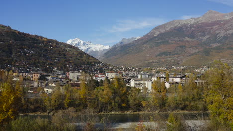 Valle-D&#39;aosta,-Italia-Con-Una-Hermosa-Y-Sorprendente-Clave-De-Montañas,-Vista-De-Drones