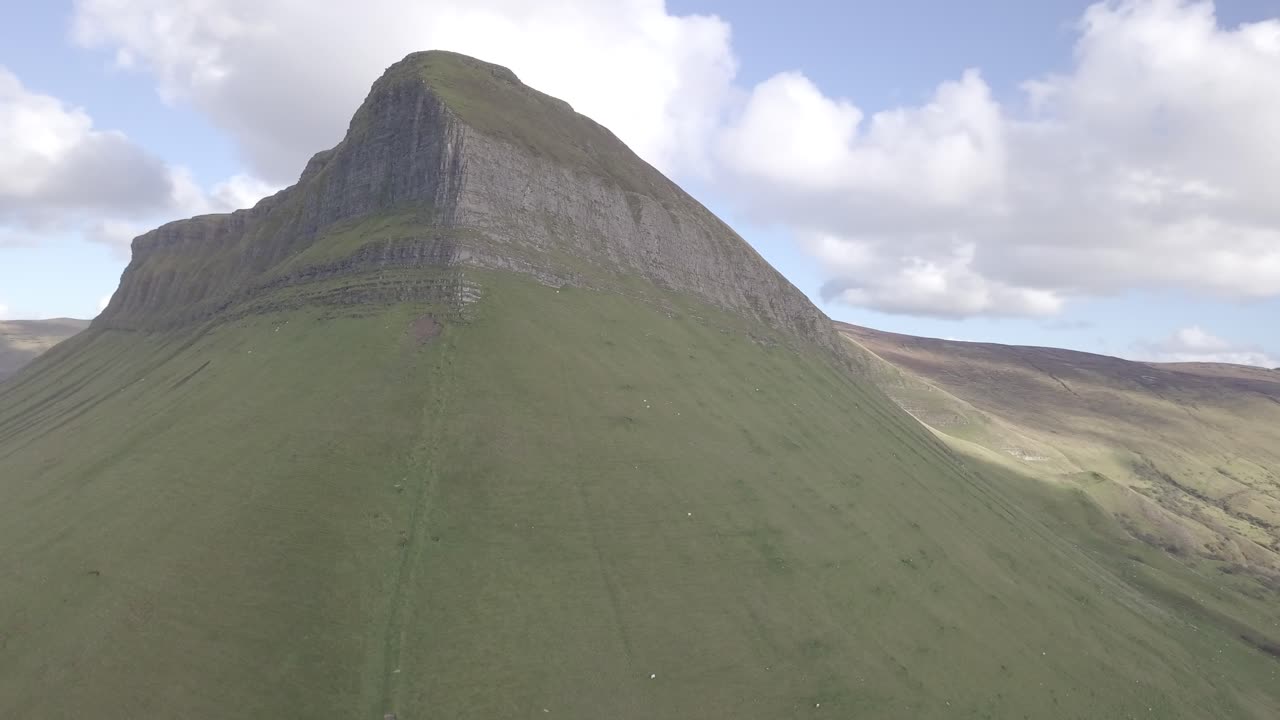 슬라이고 산의 아름다운 슬로우 팬