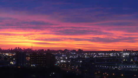 Espectacular-Cielo-Nocturno-Iluminado-Por-Los-Vibrantes-Colores-Dorados-Del-Sol-Poniente-Mientras-Se-Recorre-Lentamente-El-Asombroso-Paisaje-Urbano-De-Toronto