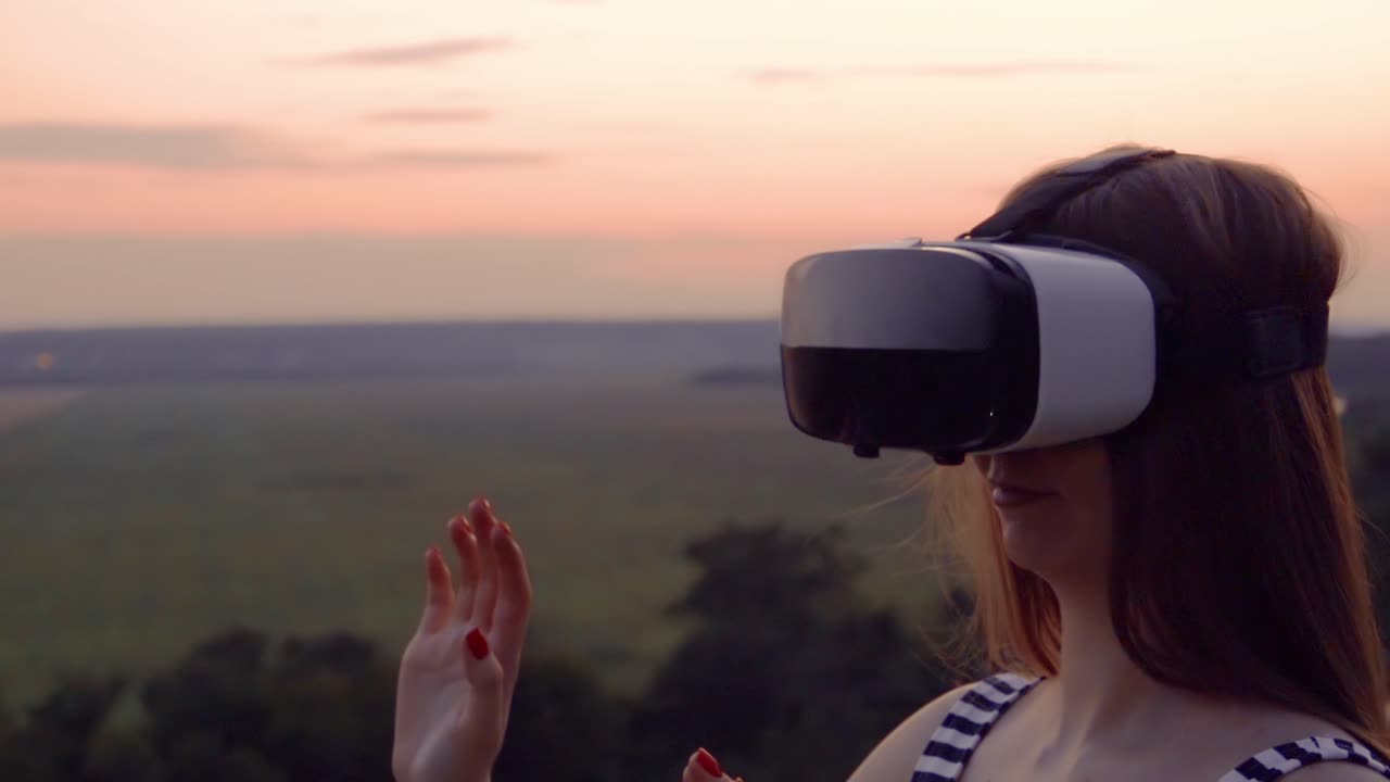 mujer experimentando la realidad virtual al atardecer