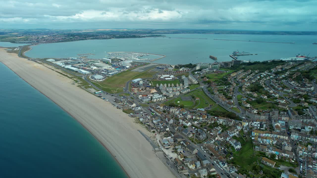 Portland Adası'ndaki Chesil Plajı ve Fleet Lagünü, Dorset'teki Weymouth'a doğru bakıyor.