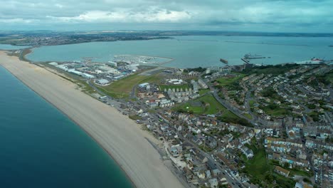 chesil beach y la laguna de la flota en la isla de portland mirando hacia weymouth en dorset