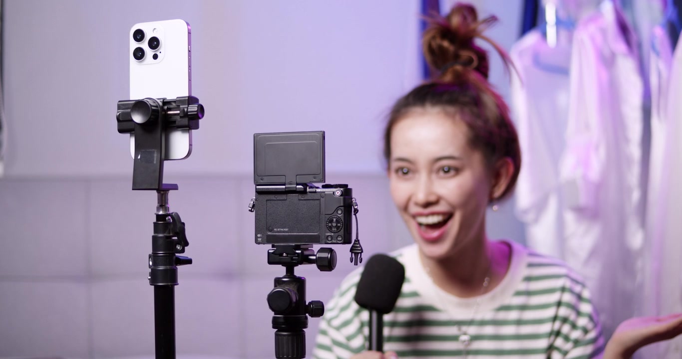 Junge Influencerin veranstaltet eine Live-Session, präsentiert Kleidungsprodukte und interagiert mit ihrem Publikum, um Interesse und Beteiligung zu steigern.