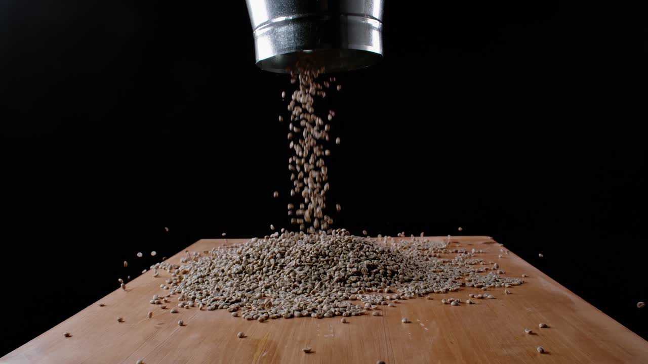 los granos de café se vierte sobre la mesa