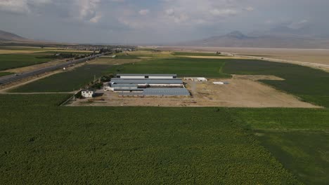 fábrica establecida en tierras agrícolas