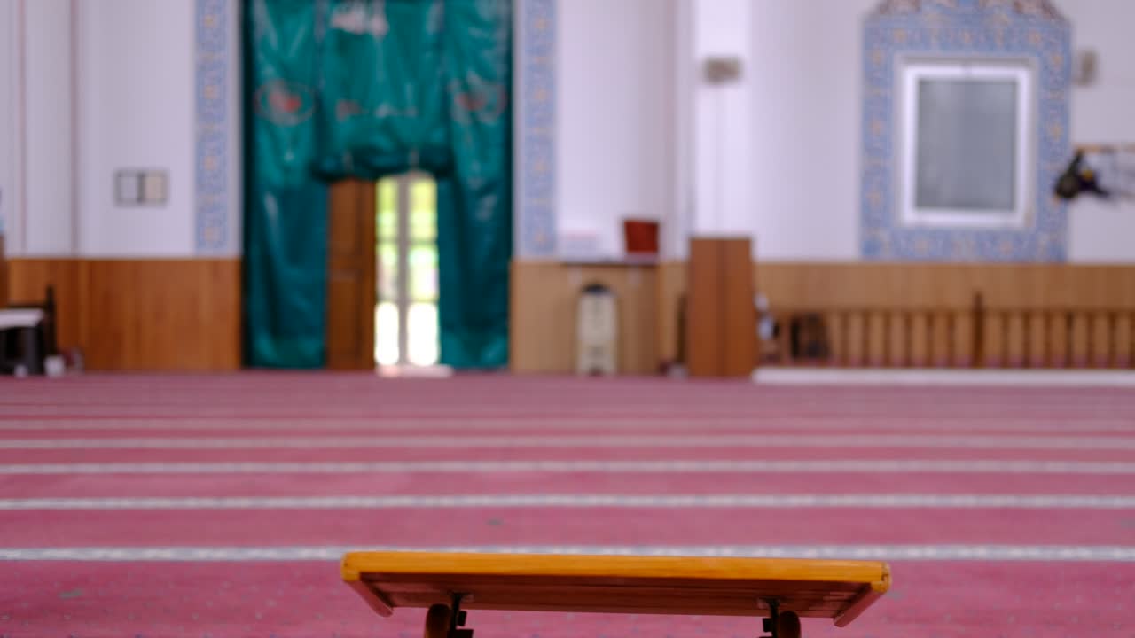 늙은 막세드 남자는 모스크에서 꾸란을 읽습니다.