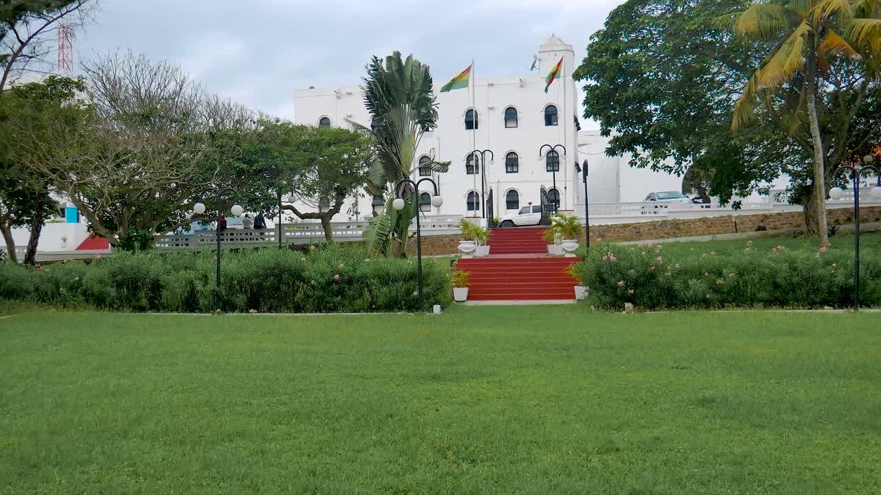 Jalan-jalan di taman Kastil Christiansborg.