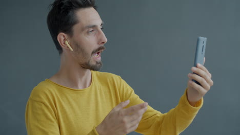 hombre en una llamada de video