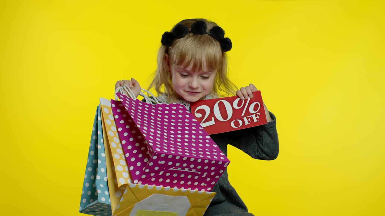 20 퍼센트 할인 된 쇼핑 가방을 가진 금발 소녀 학생 배너 텍스트 광고