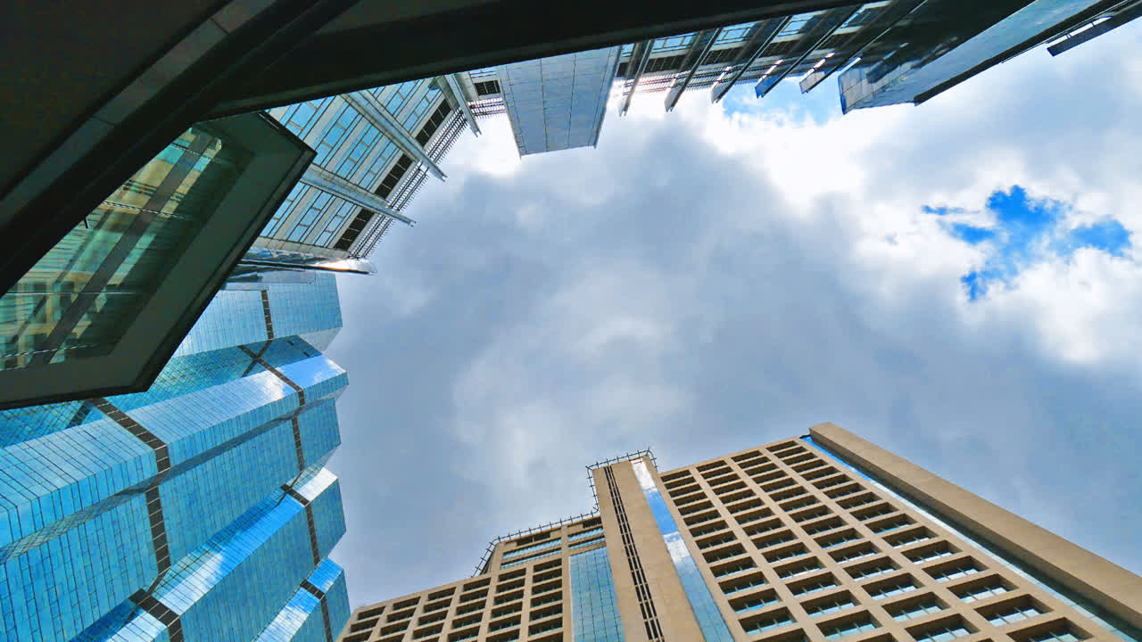 Time-lapse: Belo edifício de escritórios arranha-céu no horizonte da cidade grande