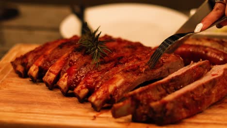 tallando costillas jugosas en una tabla de madera