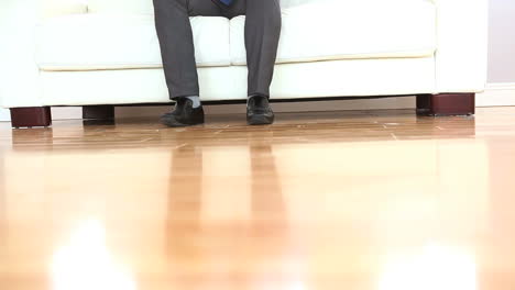 un hombre de negocios sentado en un sofá.