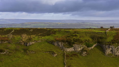 Lapso-De-Tiempo-Del-Paisaje-De-Ladera-De-La-Naturaleza-Rural-En-La-Distancia-Durante-El-Día-Nublado-Soleado-Visto-Desde-Carrowkeel-En-El-Condado-De-Sligo-En-Irlanda