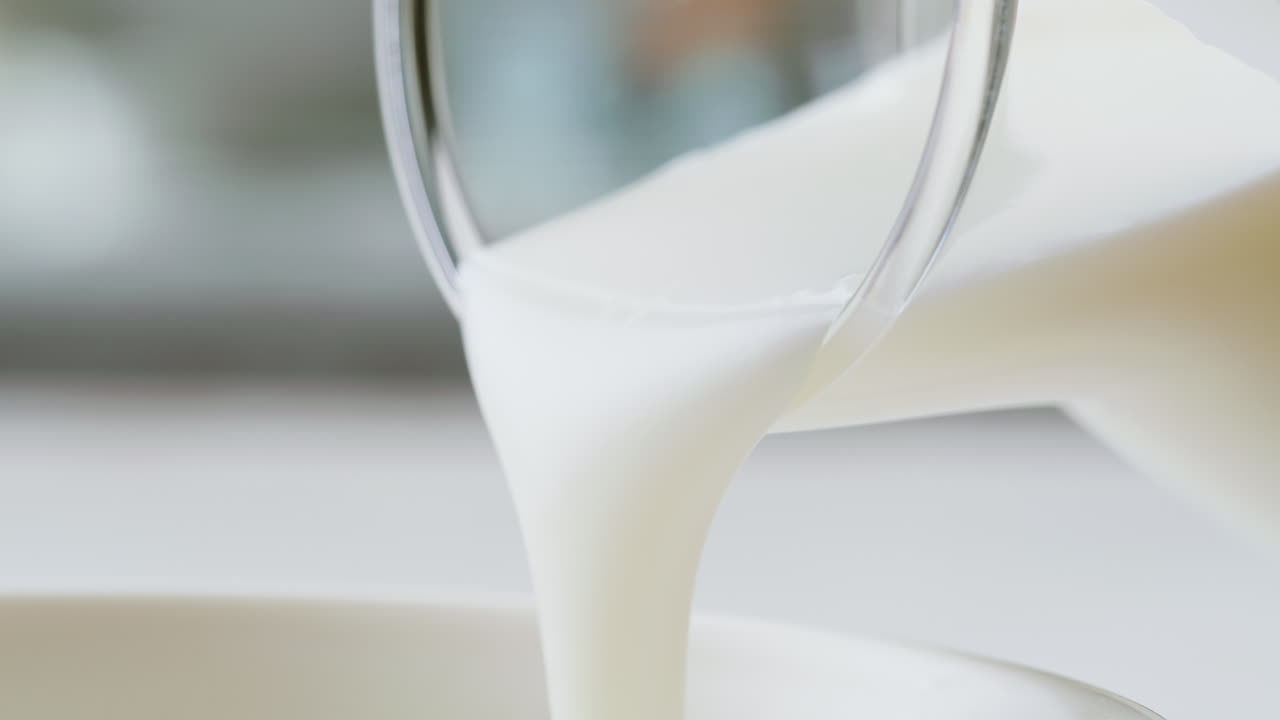 молоко наливается в миску.