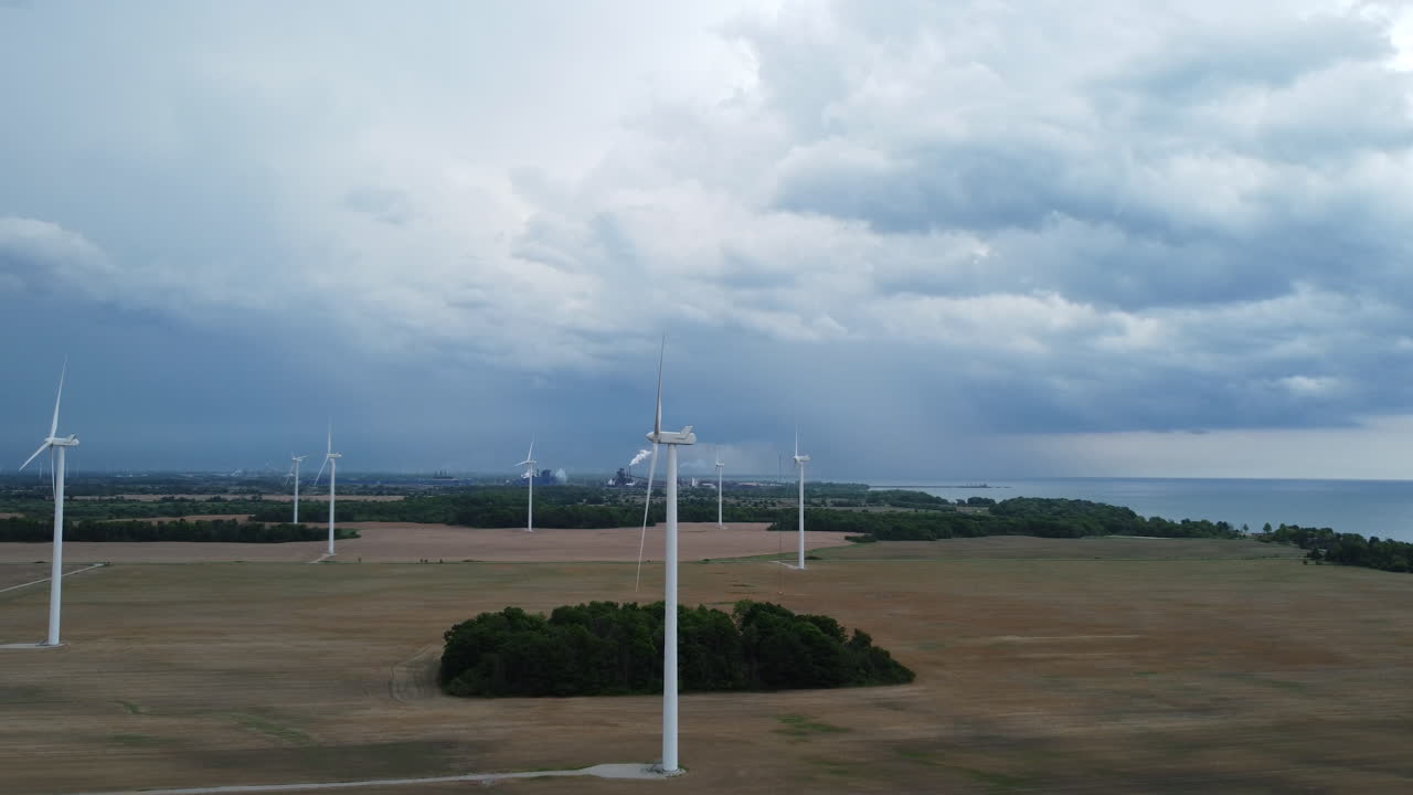 흐린 하늘 아래 eolic 공원의 풍력 터빈, 공중 궤도를 도는 전망