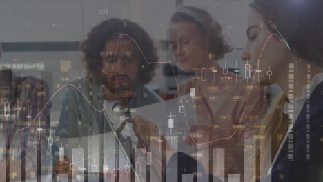 animación del procesamiento de datos financieros sobre diversas personas de negocios que trabajan en la oficina