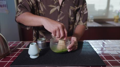la preparación del té matcha